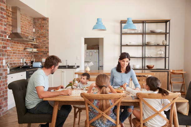 familie mahlzeit in offene küche zusammen - two parent family indoors home interior domestic kitchen stock-fotos und bilder