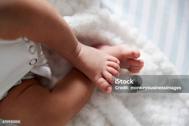 Foto de Closeup Dos Pés Do Bebê Recémnascido No Berço Do Berçário e mais fotos de stock de Pé