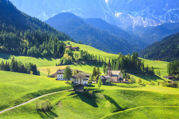 알 펜 풍경-그린 필드, 마을 발 디 funes villnöss, southtirol 및 산 - country road fence road dolomites 뉴스 사진 이미지