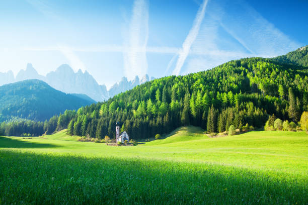 paisaje de alpen - campo verde, aldea de val di funes villnöss y montañas - shack european alps switzerland cabin fotografías e imágenes de stock