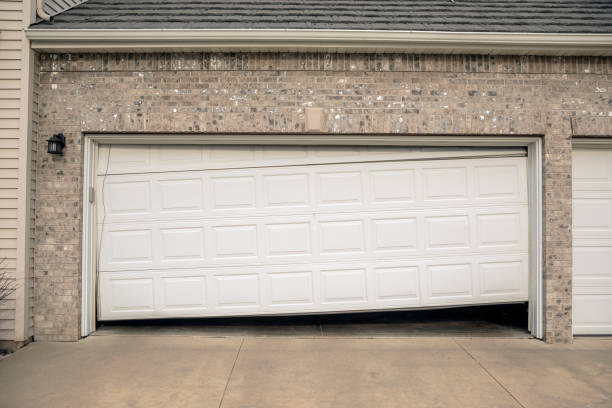 gebroken twee auto residentiële garagedeur - breekbaar stockfoto's en -beelden