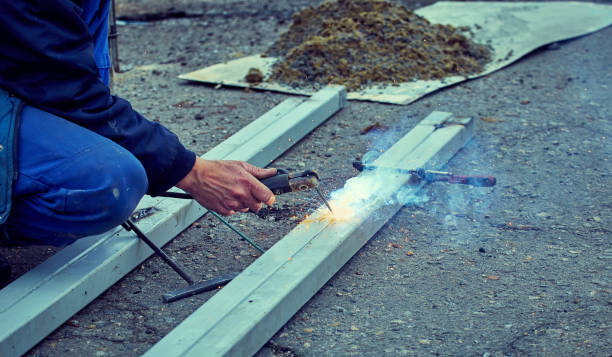 soldadura de dois tubos quadrados por solda ao ar livre. - gas fitter flash - fotografias e filmes do acervo