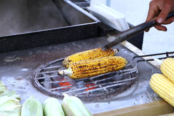 milho na espiga em um grelhador a carvão - corn corn on the cob grilled roasted - fotografias e filmes do acervo