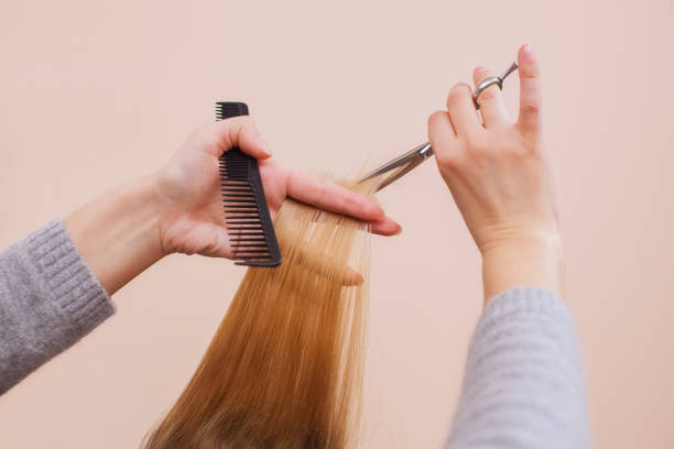 parrucchiere fa un taglio di capelli con forbici di capelli a una ragazza - blond hair human hair women hairstyle foto e immagini stock