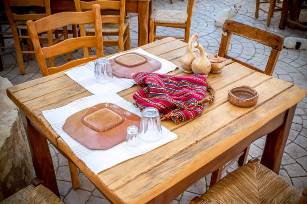 taberna griega - greek islands table window sun fotografías e imágenes de stock