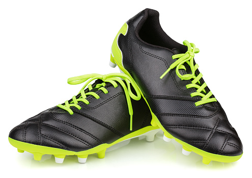 zapatos de cuero negro del balompié o fútbol botas aisladas sobre fondo blanco photo