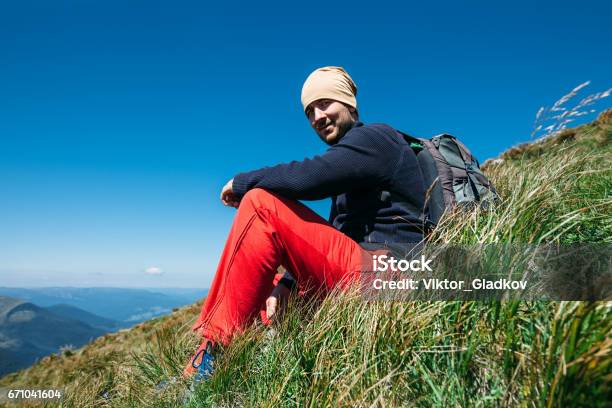 Foto de Homem Bonito Liberdade Relaxar Nas Montanhas e mais fotos de stock de Adulto - Adulto, Atividades ao Ar Livre, Aventura