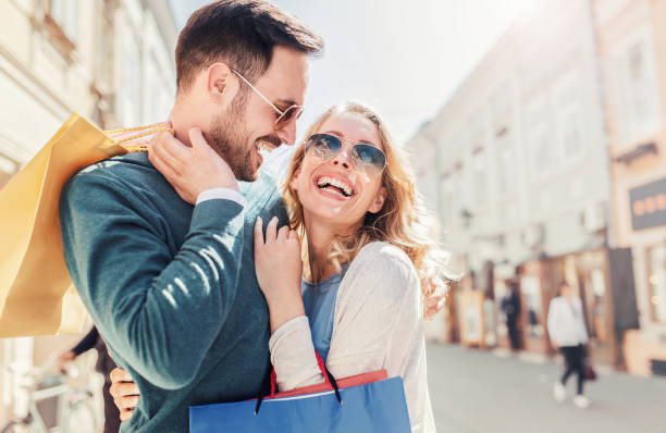 czas zakupów. piękna para na zakupach. konsumpcjonizm, zakupy, styl życia, moda - women walking shopping street zdjęcia i obrazy z banku zdjęć