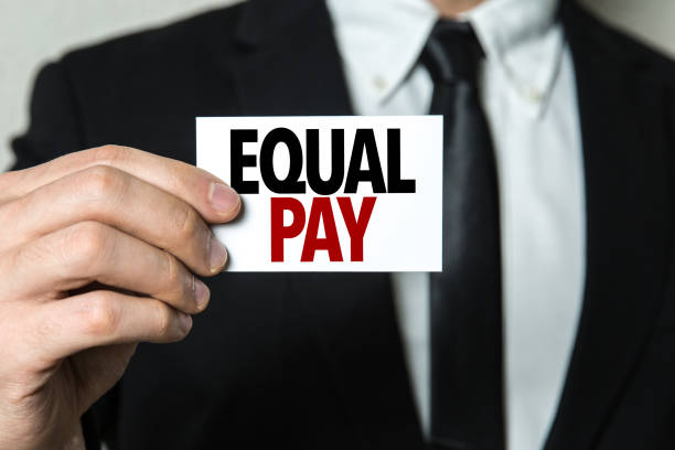 parità di retribuzione - wages paying gender stereotypes unequal foto e immagini stock