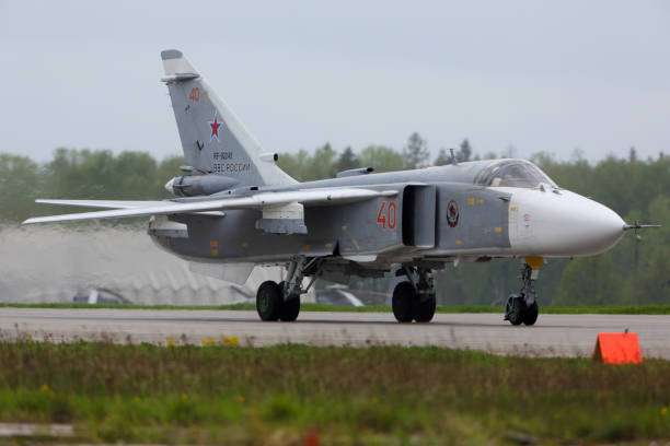 kubinka, region moskiewski, rosja - 18 maja 2015: suchoj su-24 rf-92245 bombowiec rosyjskich sił powietrznych kołowania w bazie sił powietrznych kubinka. - air force fighter plane pilot military zdjęcia i obrazy z banku zdjęć