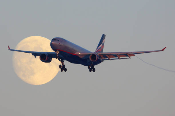 sheremetyevo, région de moscou, russie - 29 novembre 2013 : aeroflot airbus a330 vq-bbf traversant la lune avant d’atterrir à l’aéroport international de sheremetyevo. - aeroflot photos et images de collection