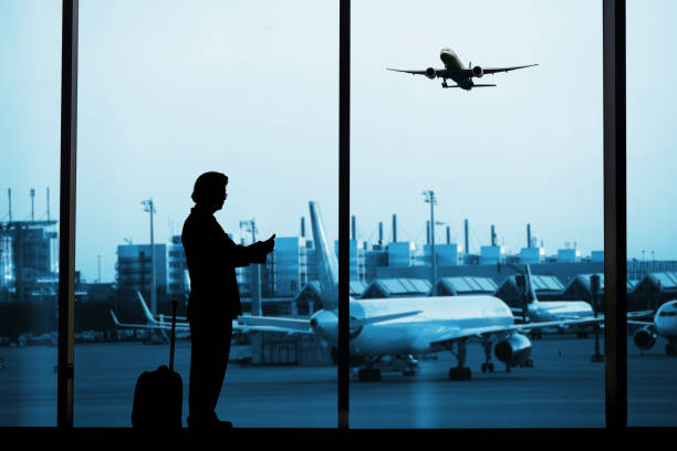 homme à l’aéroport avec des bagages - color image people air vehicle airplane photos et images de collection