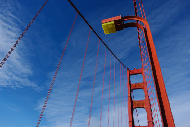 torre del golden gate bridge a san francisco, ca - golden gate bridge close up steel cable suspension bridge foto e immagini stock