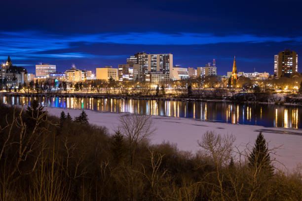 centrum saskatoon w nocy - south saskatchewan river zdjęcia i obrazy z banku zdjęć