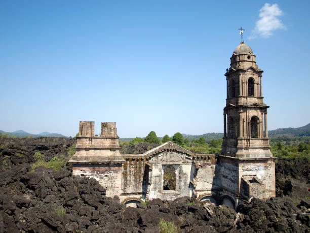 antigua iglesia de san juan parangaricutiro - uruapan photos et images de collection
