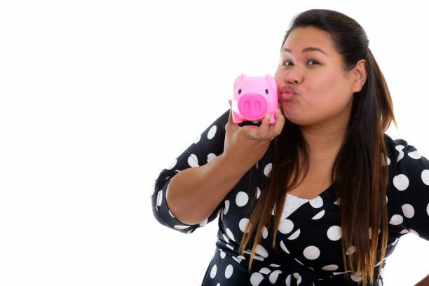 studioaufnahme von junge fette asiatin lippen kräuseln und halten sparschwein - overweight headshot studio shot looking at camera stock-fotos und bilder