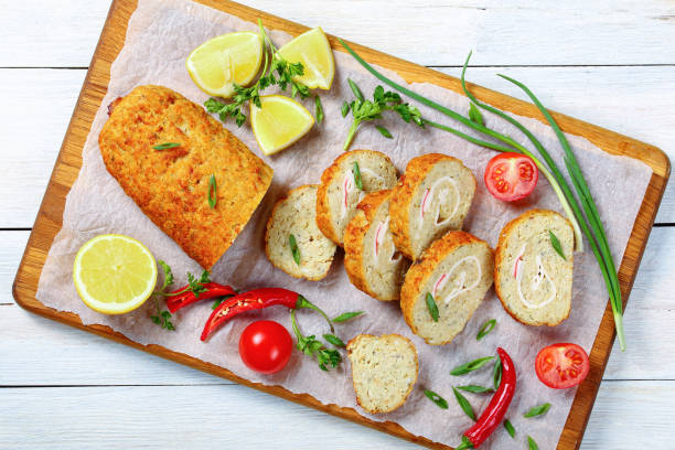 gros plan sur pain de poisson haché maison - cooking close up matzo food photos et images de collection