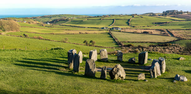 círculo de pedra drombeg - stone circle - fotografias e filmes do acervo