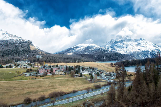 das dorf sils maria im engadin bei sankt moritz in der schweiz - friedrich nietzsche stock-fotos und bilder