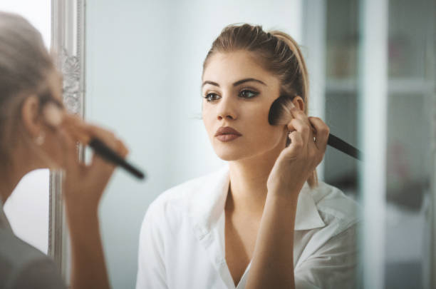 утренняя процедура макияжа. - mirror women human face sensuality стоковые фото и изображения