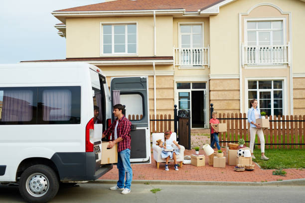 istock Relocation of family 671200318