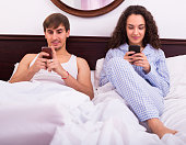 paar-mit-smartphones-im-bett.jpg?b=1&s=170x170&k=20&c=7dGDXP-zGbxpvUuin4t97T-DoNPKXK9temWaiCyT8BI=