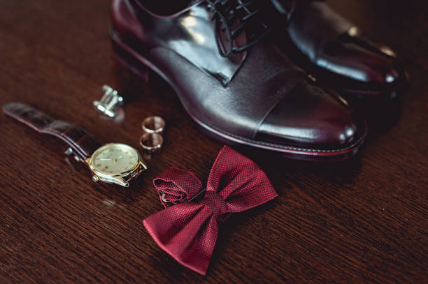 primo primo tempo di accessori per uomo moderni. fedi nuziali, papillon alla ciliegia, scarpe in pelle, orologi e gemelli - shoe groom wood luxury foto e immagini stock