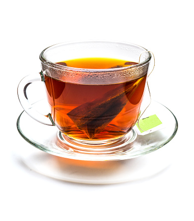 Taza de té con bolsa de té aislada sobre blanco photo