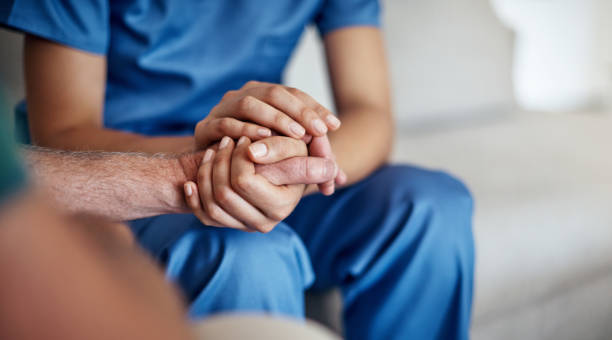 va a ser bien - female nurse fotografías e imágenes de stock