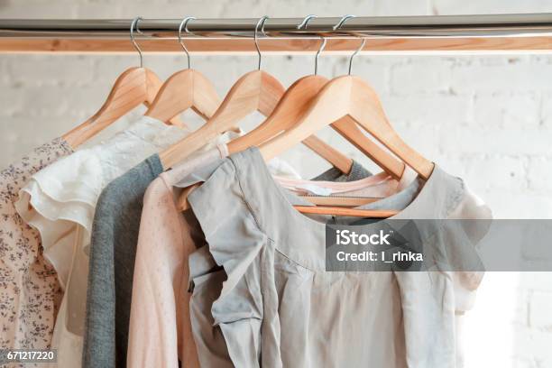 Kleidung Hängen Kleiderständer Stockfoto und mehr Bilder von Kleidung - Kleidung, Kleiderbügel, Boutique