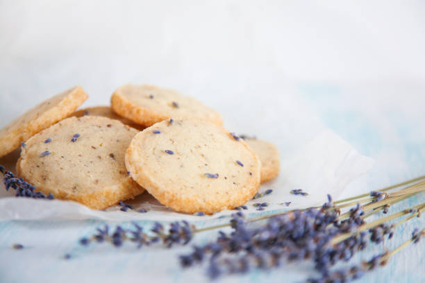 ароматное печенье из лаванды. французская кухня, ручная работа - shortbread стоковые фото и изображения