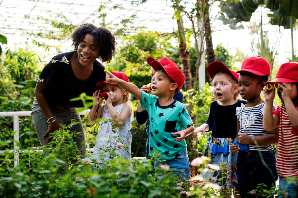 escola de professor e crianças aprendendo jardinagem ecologia - science education school offspring - fotografias e filmes do acervo