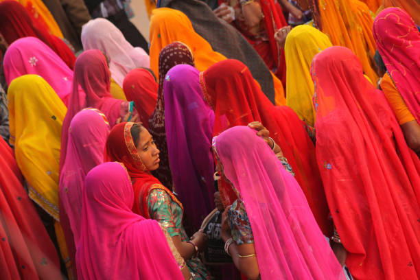 gruppe von rajasthani frauen folk gekleidet in exotisch bunte kleidung besucht pushkar camel fair - camel fair stock-fotos und bilder