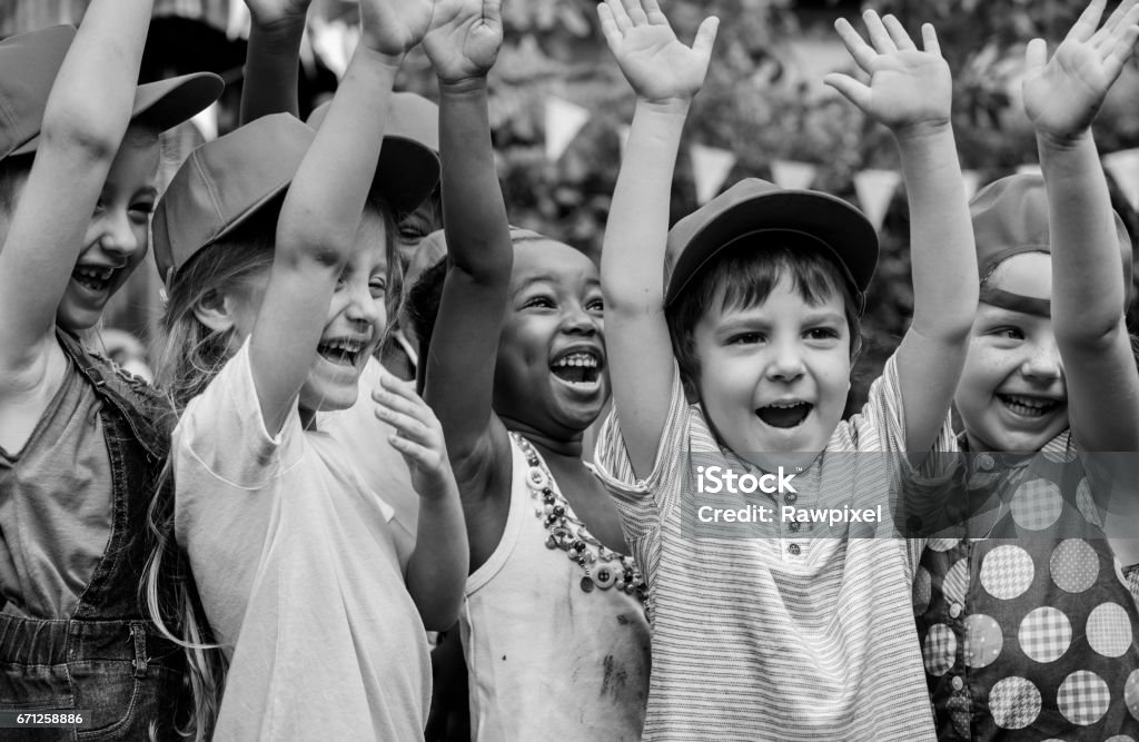 Gruppe von Kindern Schule Exkursionen lernen im Freien aktiv lächeln Spaß - Lizenzfrei Arme hoch Stock-Foto