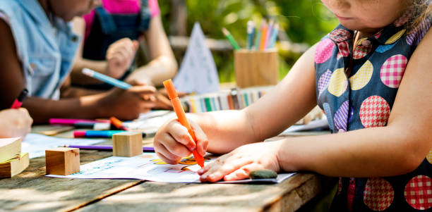 group of kindergarten kids friends drawing art class outdoors - arte e artesanato imagens e fotografias de stock