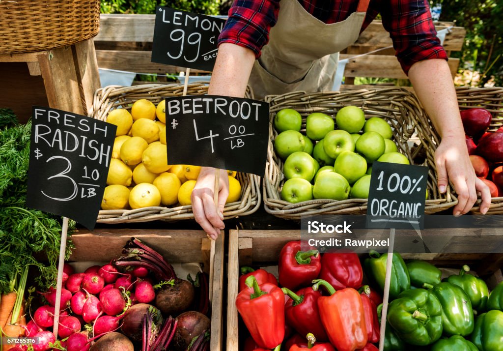 Gemüsehändler Inbetriebnahme Bio frische landwirtschaftliche Produkte am Bauernmarkt - Lizenzfrei Bauernmarkt Stock-Foto