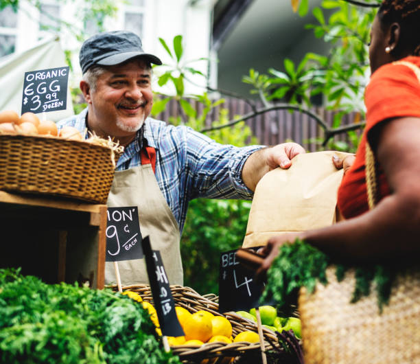 greengrocer продажи органических свежих сельскохозяйственных продуктов на фермерском рынке - grocer стоковые фото и изображения