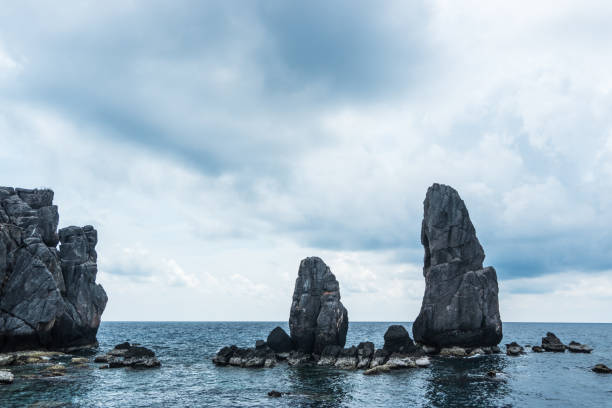 île de roche belle montagne sur la mer avec ciel bleu et nuages - wave reef rock summer photos et images de collection