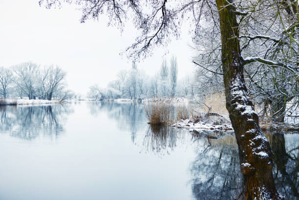 istock Snowy Winter landscape on Havel River (Germany) 671281450