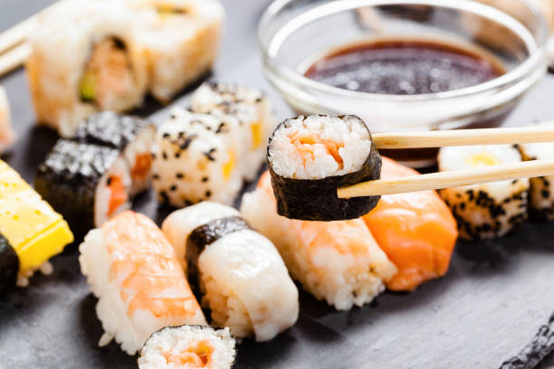 schiefer tablett mit sortierten sushi - nigri sushi stock-fotos und bilder