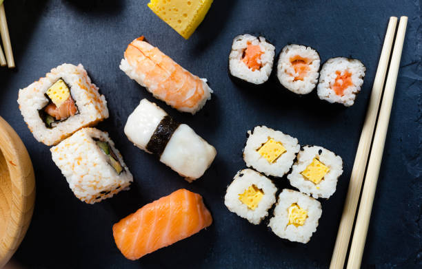 шиферный лоток из различных суши - nigri sushi стоковые фото и изображения