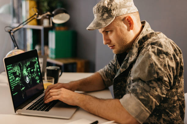 ノート パソコンで活躍する制服の男 - universal camouflage pattern ストックフォトと画像