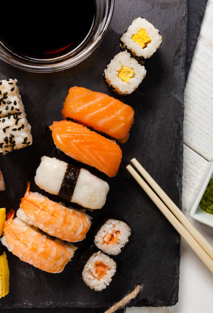schiefertablett mit verschiedenen sushi - nigri sushi stock-fotos und bilder