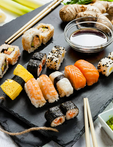 schiefertablett mit verschiedenen sushi - nigri sushi stock-fotos und bilder