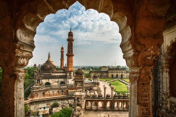 vista su asfi masjid o moschea asfi dal balcone di bara imambara, lucknow - lucknow foto e immagini stock