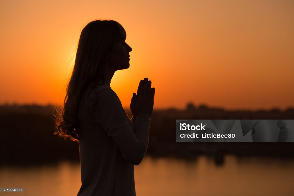 Frau meditiert im Freien - Lizenzfrei Beten Stock-Foto