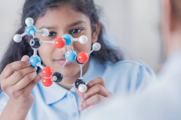 estudiante alto menor examina el modelo de estructura molecular - dna science child education fotografías e imágenes de stock