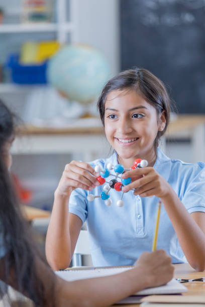 bastante madre estudiante de la escuela en clase de química - dna science child education fotografías e imágenes de stock