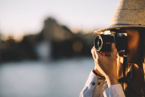 여성 여행 - australia photographing camera beach 뉴스 사진 이미지