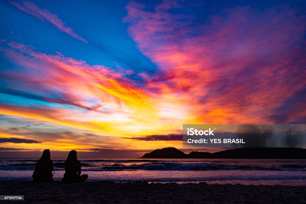 Dawn at Campeche Beach dawn on the beach of the campeche, in florianópolis, day with vibrant colors Brazil Stock Photo